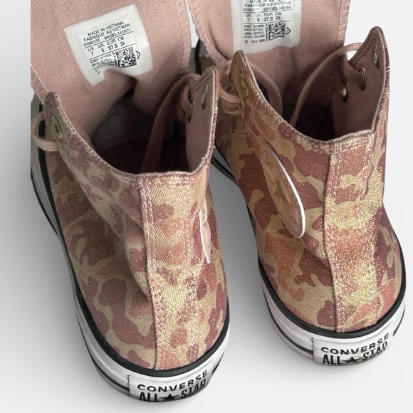 Converse Chuck Taylor All Star High Top sneakers in color way "Lurex Camo"
Sz 7 - Picture 6 of 9